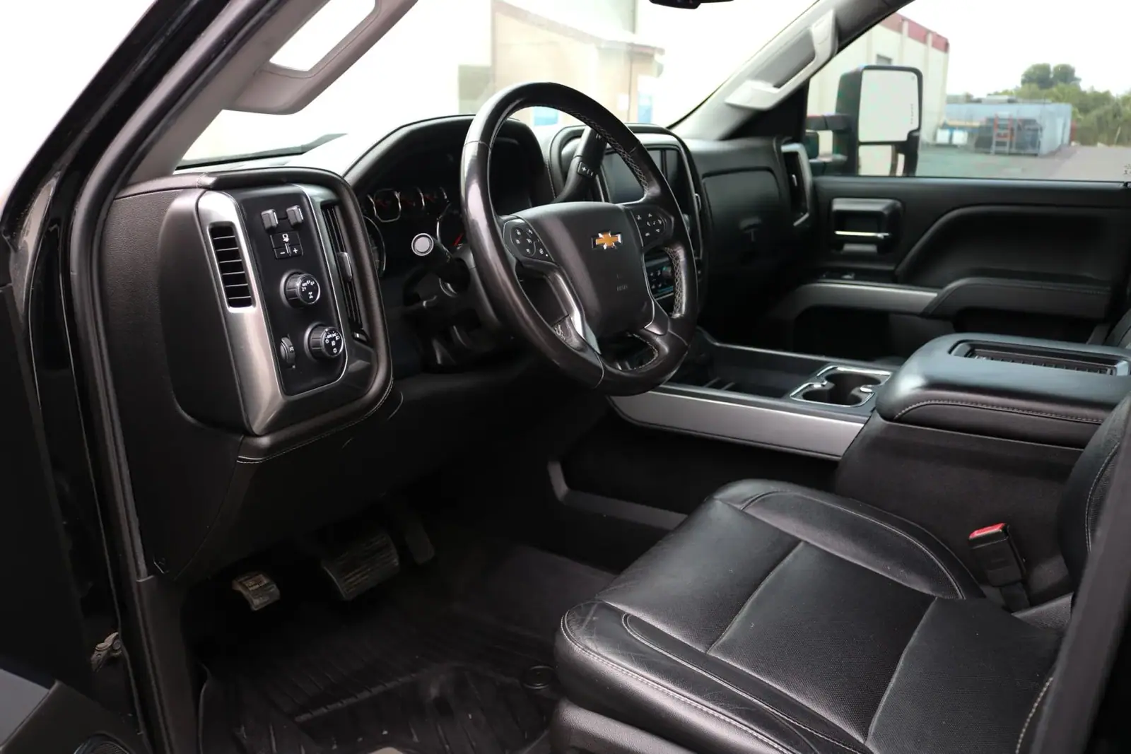 2018 Chevrolet Silverado 1500 Z71 LTZ — photograph 6 of 15