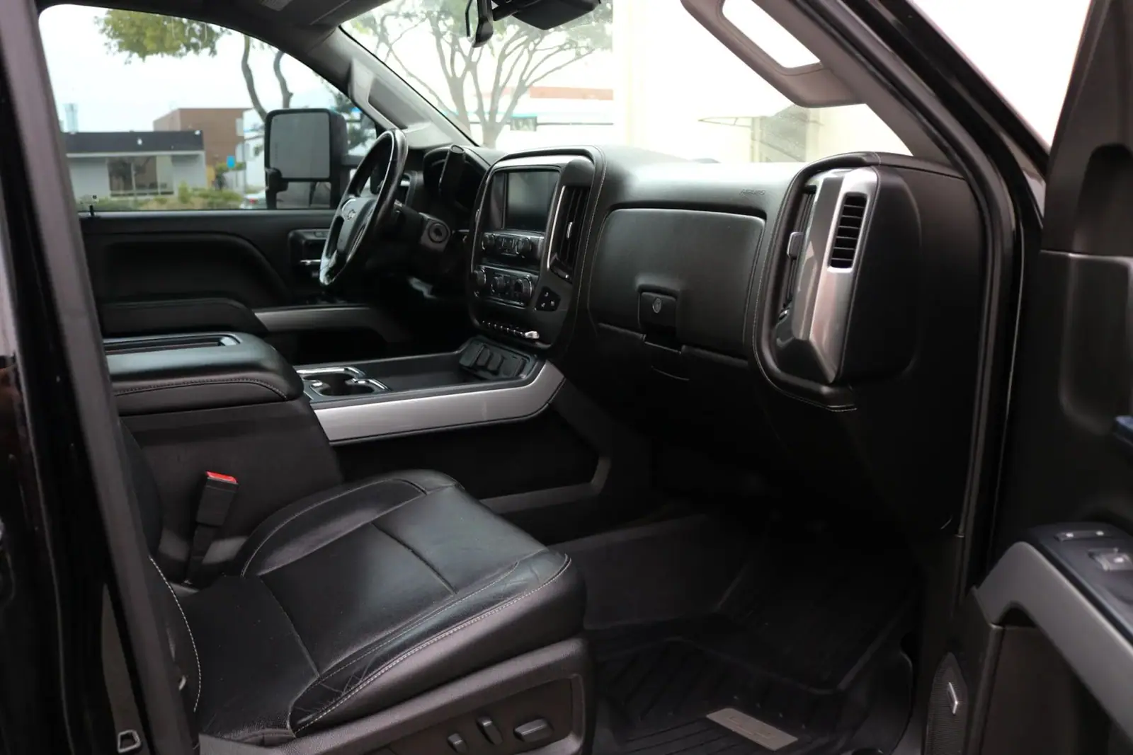 2018 Chevrolet Silverado 1500 Z71 LTZ — photograph 9 of 15