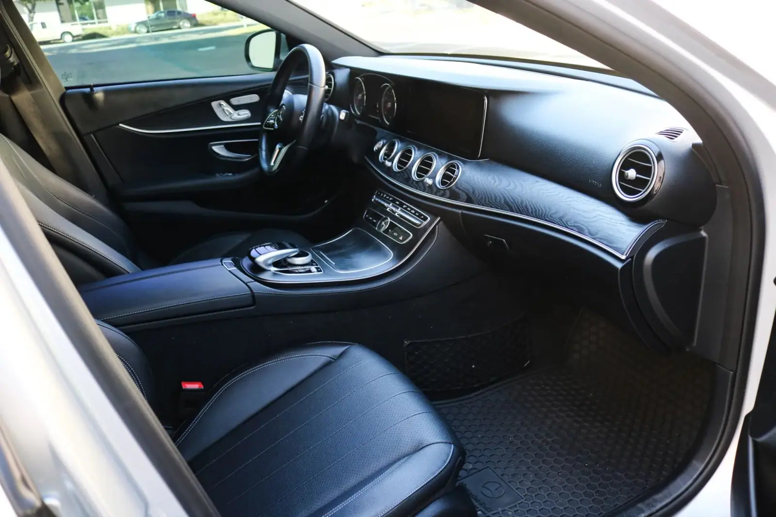 2019 Mercedes-Benz E 300 — photograph 8 of 15