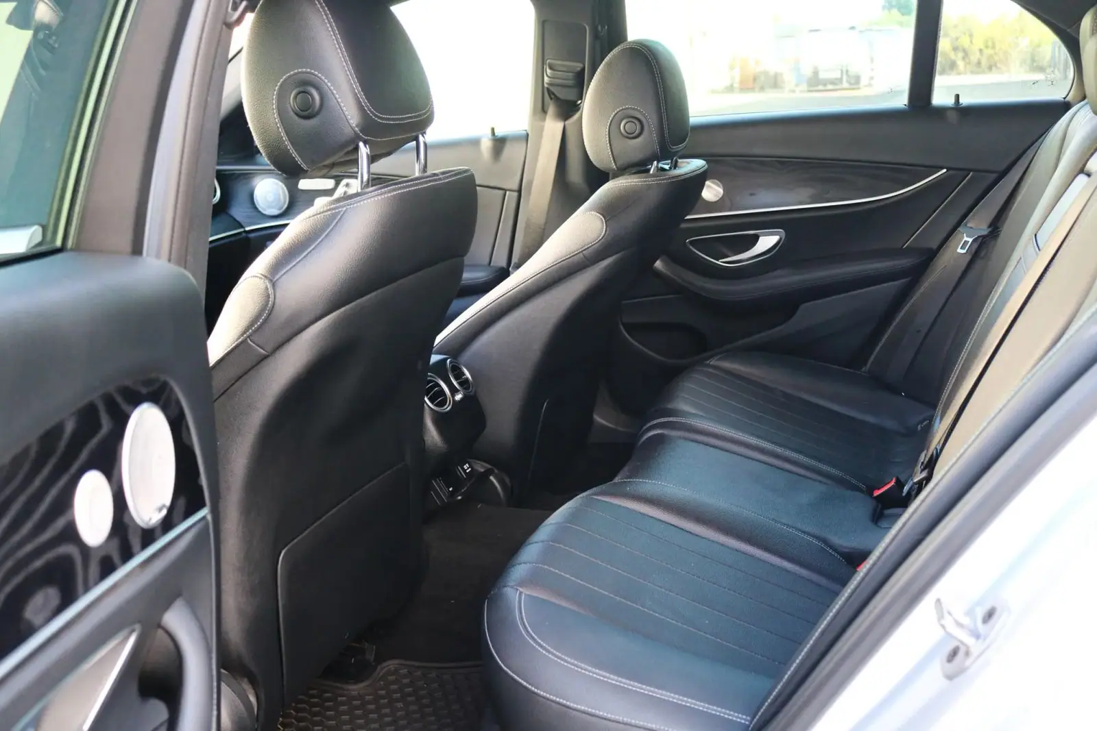 2019 Mercedes-Benz E 300 — photograph 10 of 15