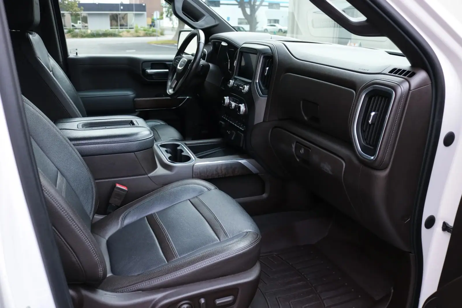 2020 GMC Sierra 1500 Denali — photograph 9 of 15